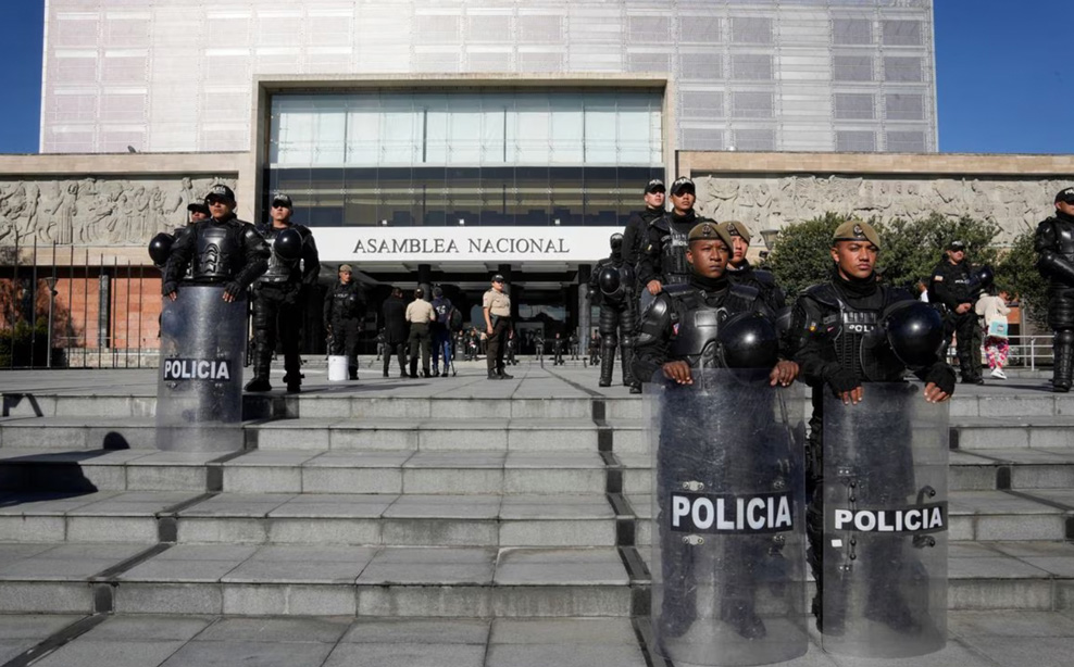 Qué es la muerte cruzada, el decreto que disuelve al Congreso ecuatoriano